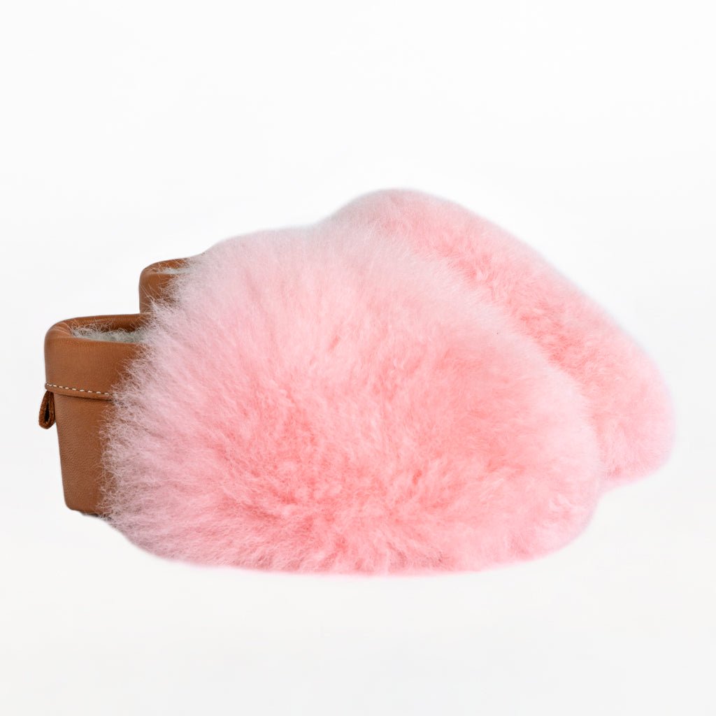 Alpaca fur slippers for baby in color Pink.