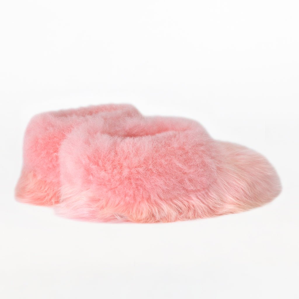 Kids Swirl alpaca fur slippers color pink Leather outsole. Ethical alpaca fur slippers for toddlers. Made in Peru Suri fur.