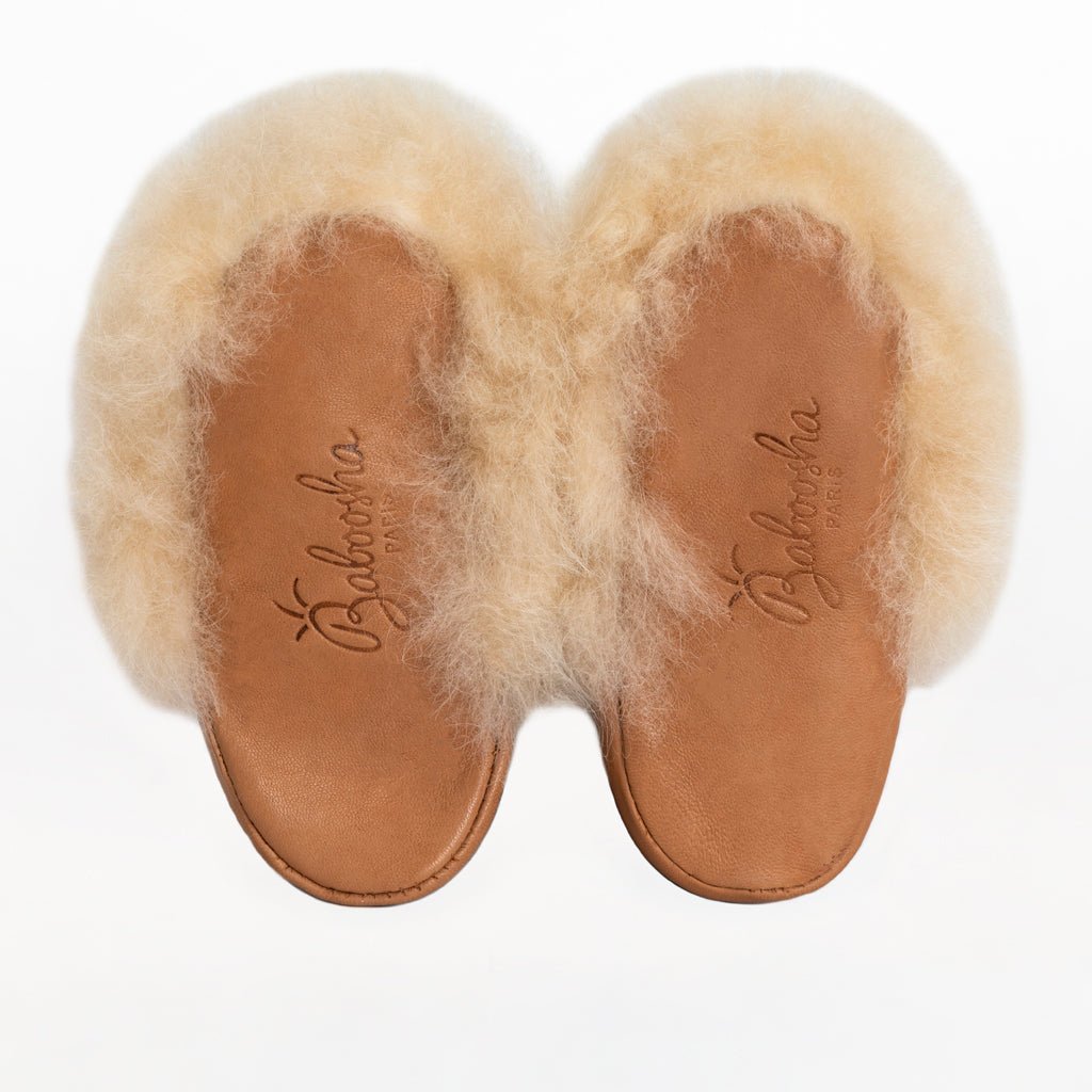 Alpaca fur slippers for baby in color Almond Satin.