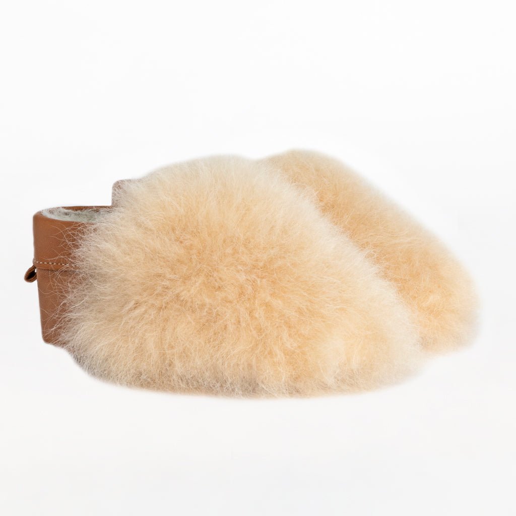 Alpaca fur slippers for baby in color Almond Satin.