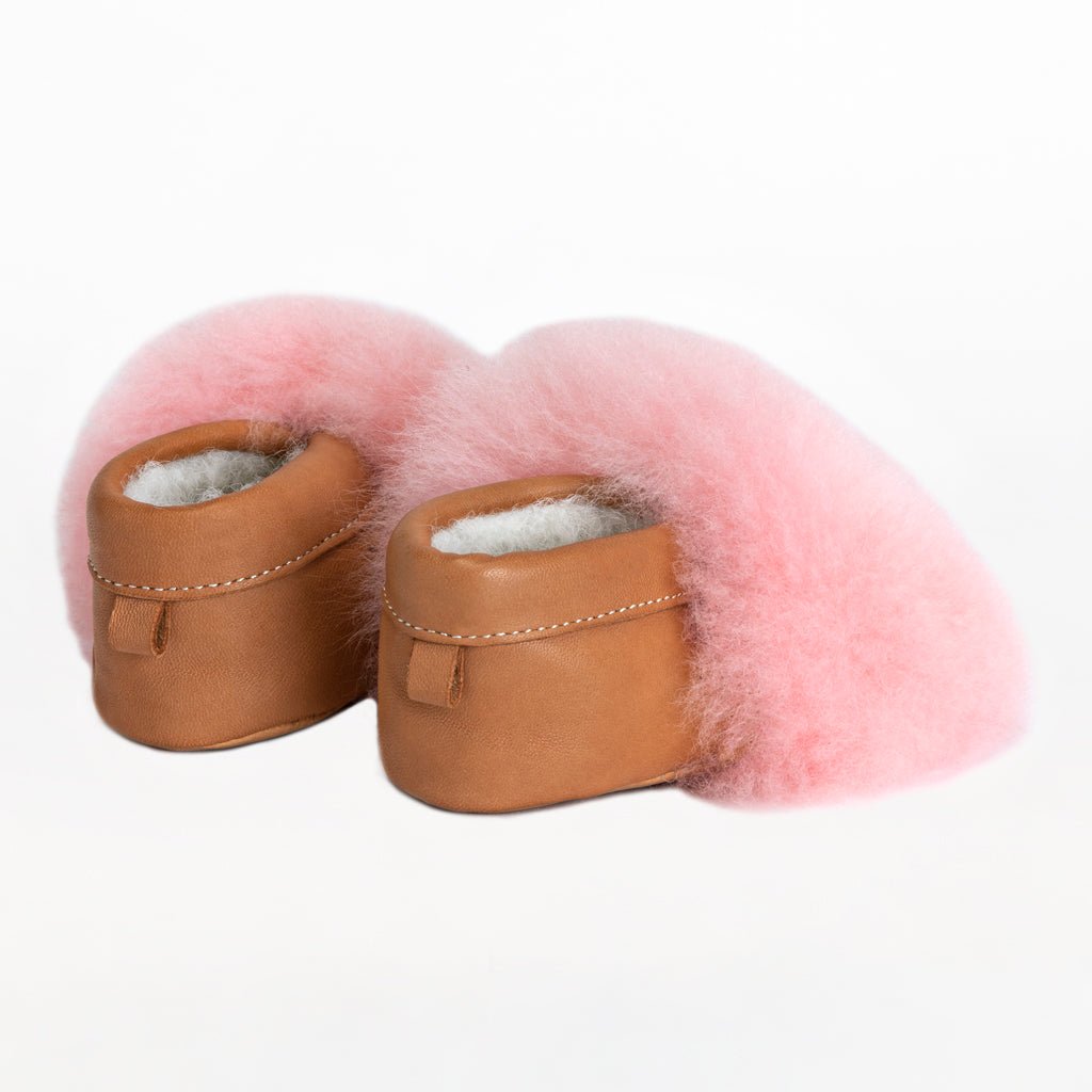 Alpaca fur slippers for baby in color Pink.