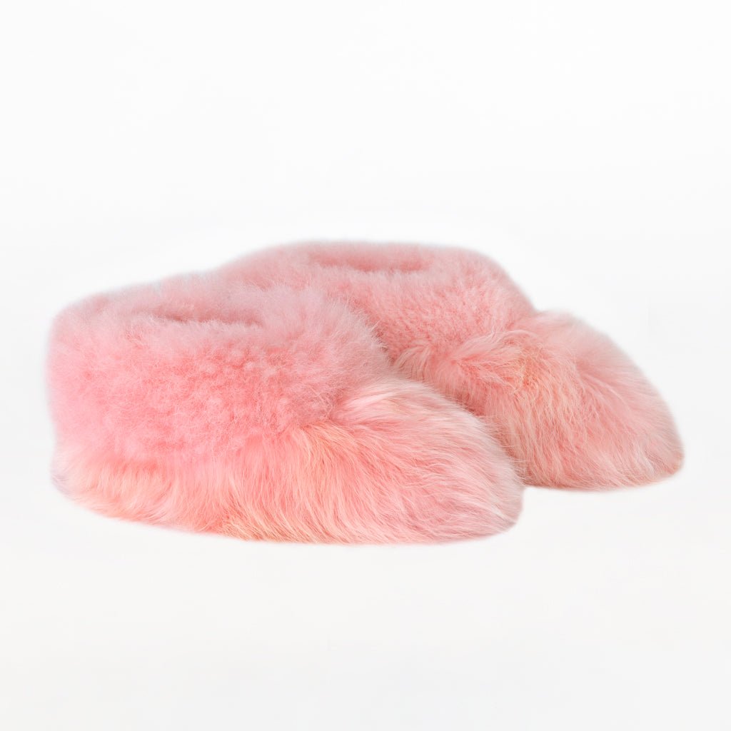 Kids Swirl alpaca fur slippers color pink Leather outsole. Ethical alpaca fur slippers for toddlers. Made in Peru Suri fur.